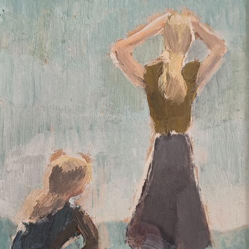 {'en': 'Two girls on a beach'}